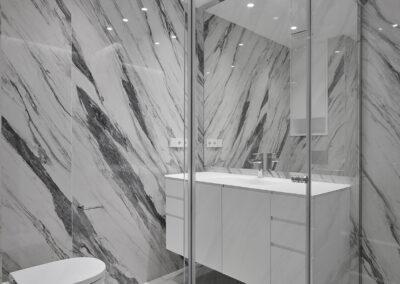 Reforma Piso - Baño paredes de mármol