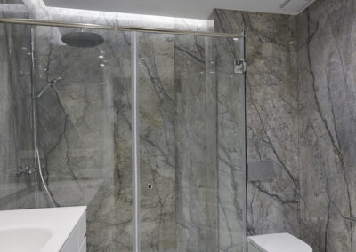 Reforma Piso - Baño mampara y paredes mármol